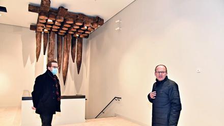 Landeskonservator Christoph Rauhut und Johannes Wien vor den Pfählen, die einst das Stadtschloss trugen.