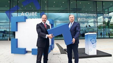 Mit dem Würfel spielen. Zu den Höhepunkten in Christian Gökes (li.) Amtszeit als Messechef gehörte die Eröffnung des CityCube 2014 mit dem damaligen Regierenden Bürgermeister Klaus Wowereit. Der aus Münster stammende Göke war 20 Jahre für die landeseigene Messe Berlin tätig, seit 2013 als Vorsitzender der Geschäftsführung. 