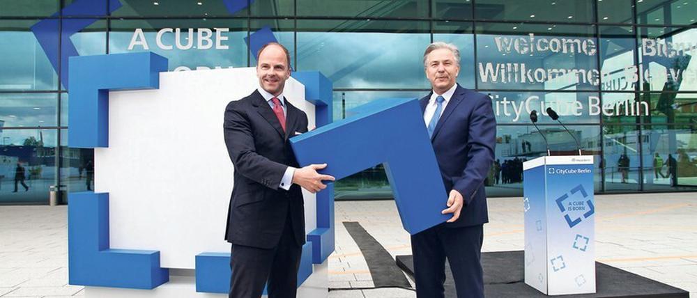 Mit dem Würfel spielen. Zu den Höhepunkten in Christian Gökes (li.) Amtszeit als Messechef gehörte die Eröffnung des CityCube 2014 mit dem damaligen Regierenden Bürgermeister Klaus Wowereit. Der aus Münster stammende Göke war 20 Jahre für die landeseigene Messe Berlin tätig, seit 2013 als Vorsitzender der Geschäftsführung. 