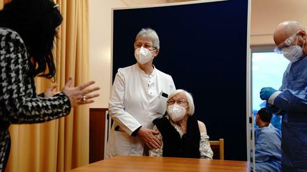 Gesundheitssenatorin Dilek Kalayci spricht mit der 101-jährigen Gertrud Haase im Pflegeheim Agaplesion Bethanien Sophienhaus vor der Corona-Impfung.
