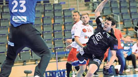Simon Ernst, 26, wechselte vor zwei Jahren nach Berlin. Der ehemalige Nationalspieler kämpfte sich nach drei schweren Knieverletzungen zurück und spielt seit dieser Saison wieder beschwerdefrei. Heute treten die Füchse in Lemgo an (17 Uhr/Sky). 