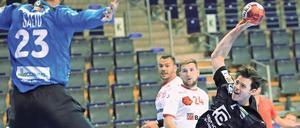 Simon Ernst, 26, wechselte vor zwei Jahren nach Berlin. Der ehemalige Nationalspieler kämpfte sich nach drei schweren Knieverletzungen zurück und spielt seit dieser Saison wieder beschwerdefrei. Heute treten die Füchse in Lemgo an (17 Uhr/Sky). 