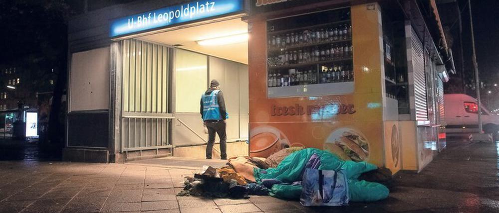 Runter von der Straße. Obdachlose haben ein Recht auf eine staatlich finanzierte Unterkunft. Doch oft bieten private Heimbetreiber nur das Allernötigste und kümmern sich nicht weiter um ihre „Mieter“.