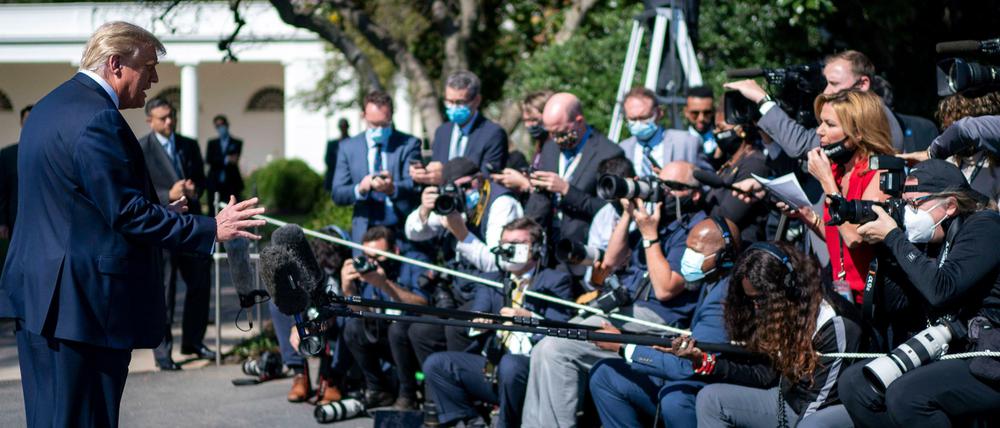 Er kann Sender großmachen. US-Präsident Donald Trump vor einer Schar von Pressevertretern und TV-Journalisten.
