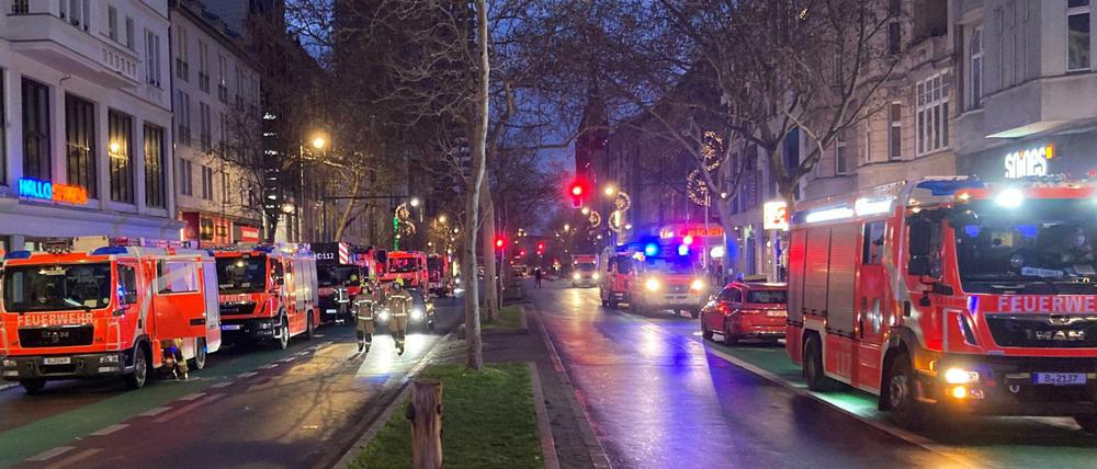 Ein massives Aufgebot der Feuerwehr steht mit Fahrzeugen auf der Schloßstraße in Steglitz.