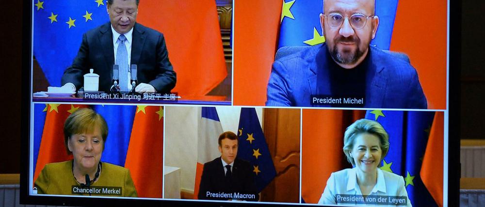 Videokonferenz zur Grundsatzeinigung. Ein Bildschirm zeigt Chinas Staatschef Xi Jinping (oben , von links nach rechts), EU-Ratschef Charles Michel, Kanzlerin Angela Merkel, Frankreichs Staatschef Emmanuel Macron und EU-Kommissionschefin Ursula von der Leyen.