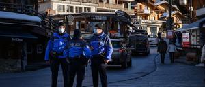 Polizisten stehen in Verbier, Schweiz und kontrollieren die Quarantäne. Viele Briten sind über Nacht abgehauen.