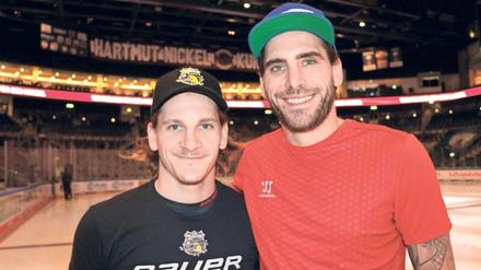 Brüder auf dem Eis. Die gebürtigen Lampertheimer Laurin (l.) und Constantin Braun spielen seit dieser Saison wieder in einer Mannschaft. 