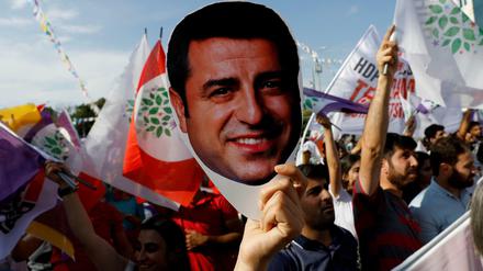 Auf einer Demonstration in Ankara wird ein Bild des früheren HDP-Chefs Selahattin Demirtas hochgehalten. 