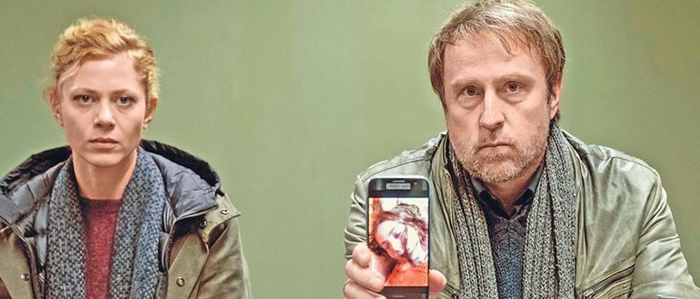 Die Verteidigung der Folter. Kommissar Peter Nadler (Bjarne Mädel) und seine Kollegin Lansky (Katharina Schlothauer) suchen nach der entführten Lisa. 