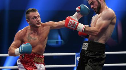 Boxen: Profis, Halbschwergewicht zwischen Adam Deines (l) aus Deutschland und Gasan Gasanov aus Russland.