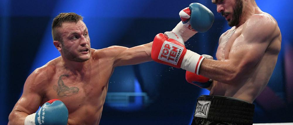 Boxen: Profis, Halbschwergewicht zwischen Adam Deines (l) aus Deutschland und Gasan Gasanov aus Russland.