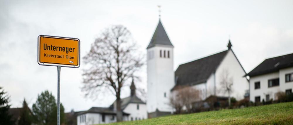 Das Ortsschild des Ortsteils Unterneger steht vor der St. Barbara- und St. Luzia-Kirche. 