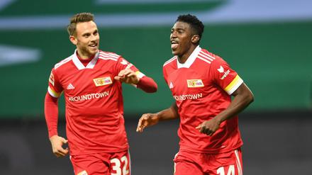 Taiwo Awoniyi (r) jubelt mit Marcus Ingvartsen über sein Tor.