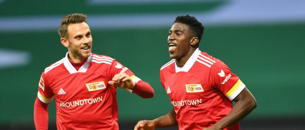 Taiwo Awoniyi (r) jubelt mit Marcus Ingvartsen über sein Tor.