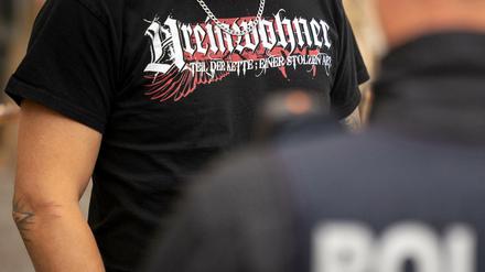 Fanatisch gegen die Demokratie. Die Zahl der rechtsextremen Gefährder wächst weiter. Neonazis, hier ein Teilnehmer einer Demonstration in Thüringen, sind zunehmend gewaltbereit.
