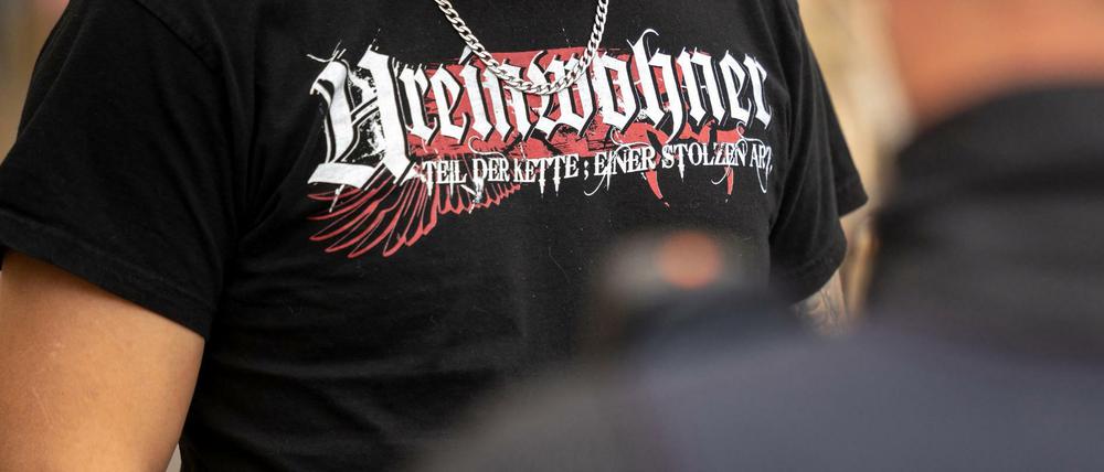 Fanatisch gegen die Demokratie. Die Zahl der rechtsextremen Gefährder wächst weiter. Neonazis, hier ein Teilnehmer einer Demonstration in Thüringen, sind zunehmend gewaltbereit.