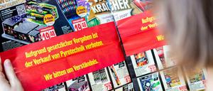 Böllerverbot in Deutschland. "Aufgrund gesetzlicher Vorgaben ist der Verkauf von Pyrotechnik verboten." Dennoch wurden mancherorts Feierwerkskörper abgefeuert.