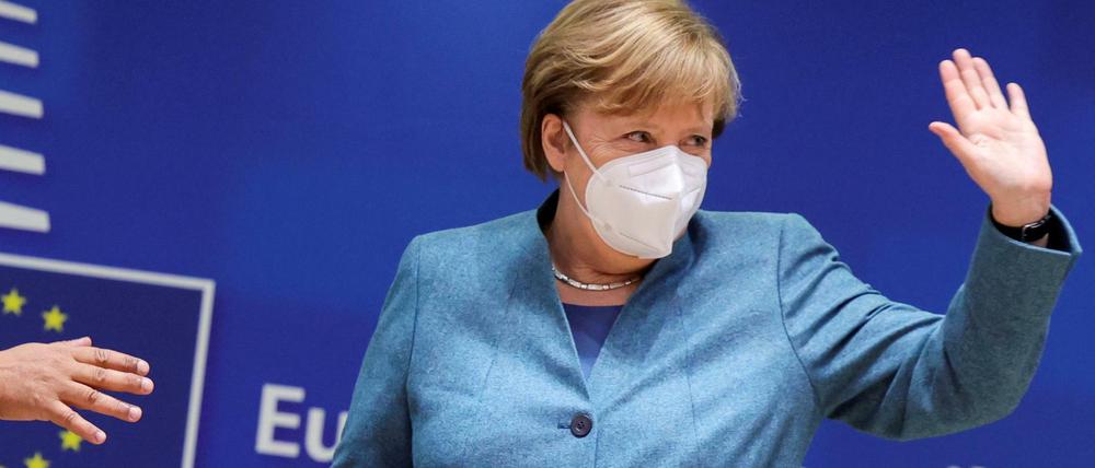 Die Bundesregierung um Angela Merkel stimmt wie alle EU-Staaten der vorläufigen Anwendung des Post-Brexit-Deals zu.