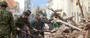 Schwere Erdbeben in Kroatien am Montag und Dienstag. Auch das Militär hilft, Überlebende zu finden.