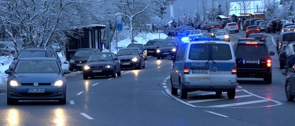Besucheransturm im Oberharz: Polizei sperrt Bundesstraße 4 zum Torfhaus - Polizei spricht von chaotischen Verhältnissen.