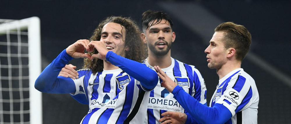Lieber Gruß nach Hause. Für Matteo Guendouzi (links) läuft es nicht nur sportlich.