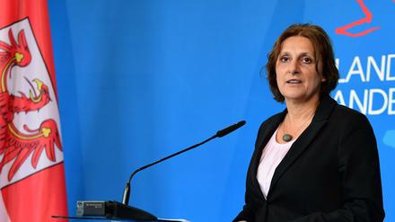 Britta Ernst spricht bei einer Pressekonferenz des Landes Brandenburg.