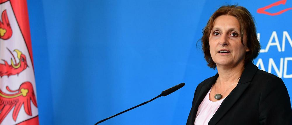 Britta Ernst spricht bei einer Pressekonferenz des Landes Brandenburg.