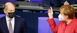 Nach oben: Die Koalition mit Angela Merkel und Olaf Scholz an der Spitze hat die Schuldenlast massiv erhöhen müssen. 