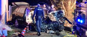 In Neuruppin ist ein Auto mit vier Insassen gegen eine Hauswand gekracht.