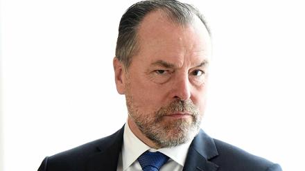 Clemens Tönnies wird mit schäbigen Arbeitsbedingungen in der Fleischindustrie in Verbindung gebracht, die nach massenhaften Coronainfektionen in den Blick von Öffentlichkeit und Politik gerieten. 