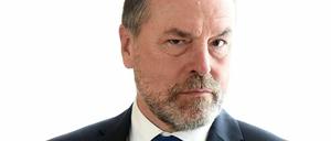 Clemens Tönnies wird mit schäbigen Arbeitsbedingungen in der Fleischindustrie in Verbindung gebracht, die nach massenhaften Coronainfektionen in den Blick von Öffentlichkeit und Politik gerieten. 