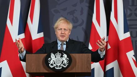 Boris Johnson steht gestikulierend an einem Rednerpult.
