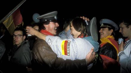 Komm in meine Arme: Feuchtfröhlich Wiedervereinte bei den Feierlichkeiten zum 3. Oktober 1990 am Brandenburger Tor.