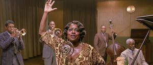 Ma Rainey (Viola Davis) bei der Aufnahme ihres Hits in Chicago. An der Trompete Levee Green (Chadwick Boseman, links).