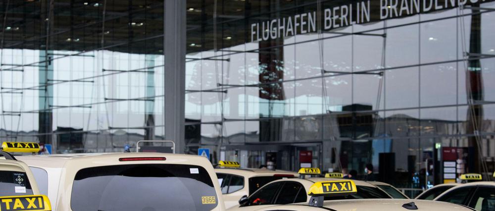 Ein Berliner Taxi-Unternehmer hatte gegen die Aufteilung geklagt. Das Gericht hat gleich die gesamte Regelung gekippt.