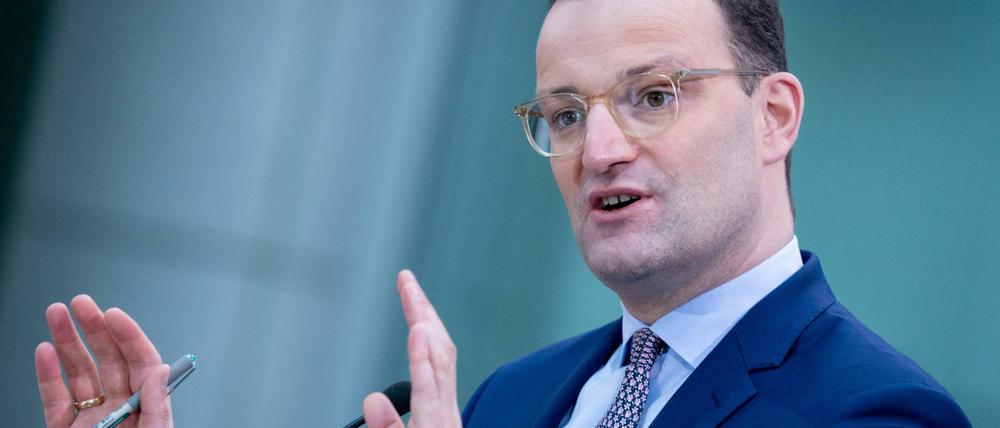 Ein Mann nimmt Maß für Höheres - Gesundheitsminister Jens Spahn (CDU)
