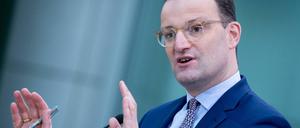 Ein Mann nimmt Maß für Höheres - Gesundheitsminister Jens Spahn (CDU)