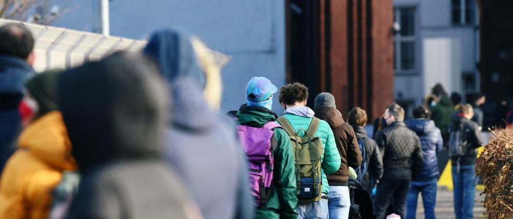 In Berlin lassen sich Menschen auf das Coronavirus testen