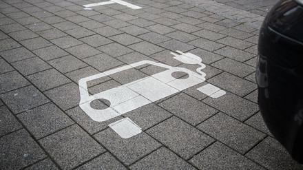 In Berlin fehlen noch Ladesäulen - und auch die Modellauswahl ist nicht groß bei Elektroautos.
