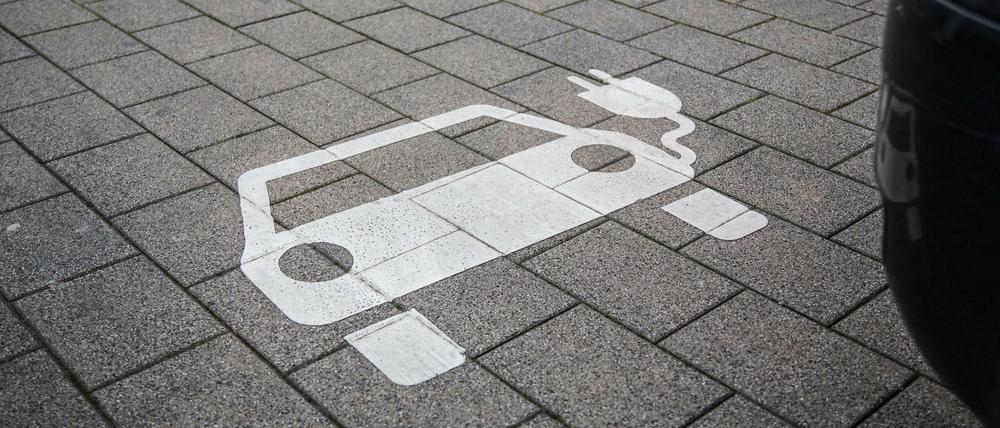 In Berlin fehlen noch Ladesäulen - und auch die Modellauswahl ist nicht groß bei Elektroautos.