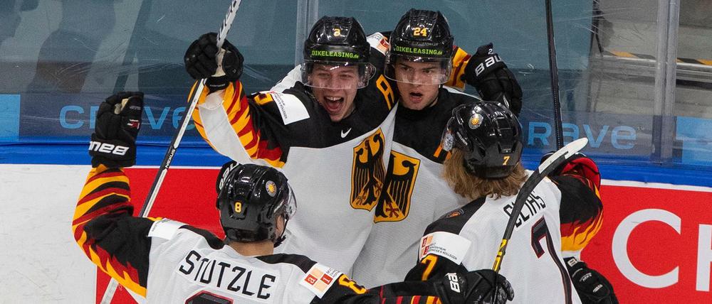 Forsche Jugend. Deutschlands Speler Tim Stützle (8), Simon Gnyp (3), John Peterka (24) und Florian Elias (7) feiern ein Tor. 