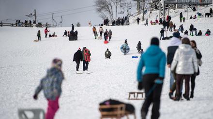 Die Lifte sind wegen Corona schon länger geschlossen, nun auch die Pisten: In Winterberg sah es vorher so aus.