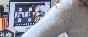Und es hat Zoom gemacht. Vor allem Studierende überlegten sich sehr genau, wie viel sie aus ihrem Alltagsleben zeigen wollen, sagt Diekmann.