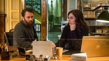 Lessing (Christian Ulmen) und Kira Dorn (Nora Tschirner) fassen den Stand der Ermittlungen im Polizeirevier zusammen - eine Szene aus "Tatort: Der feine Geist".
