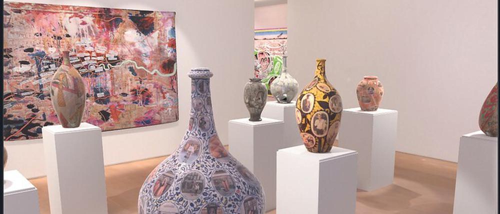 Die Vasen und Bilder von Grayson Perry lassen sich per Tablet anschauen – und per App virtuell von London ins eigene Zuhause beamen.