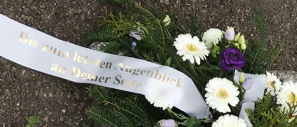 Grabstrauß mit persönlicher Widmung.