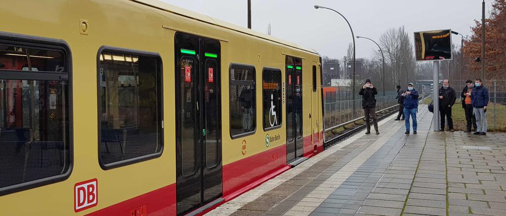 Fans fotografieren am ersten Betriebstag einen neuen Zug in Spindlersfeld.