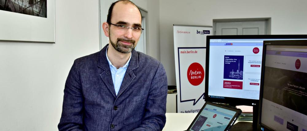 Daniel Kämpfe-Fehrle in seinem Büro im Roten Rathaus. Er koordiniert die Online-Beteiligungsplattform „meinBerlin“.