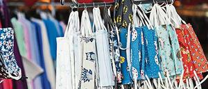 Waschen oder Wegschmeißen. Einweg- und wiederverwendbare Masken verhindern Übertragungen des neuen Coronavirus Sars-CoV-2.